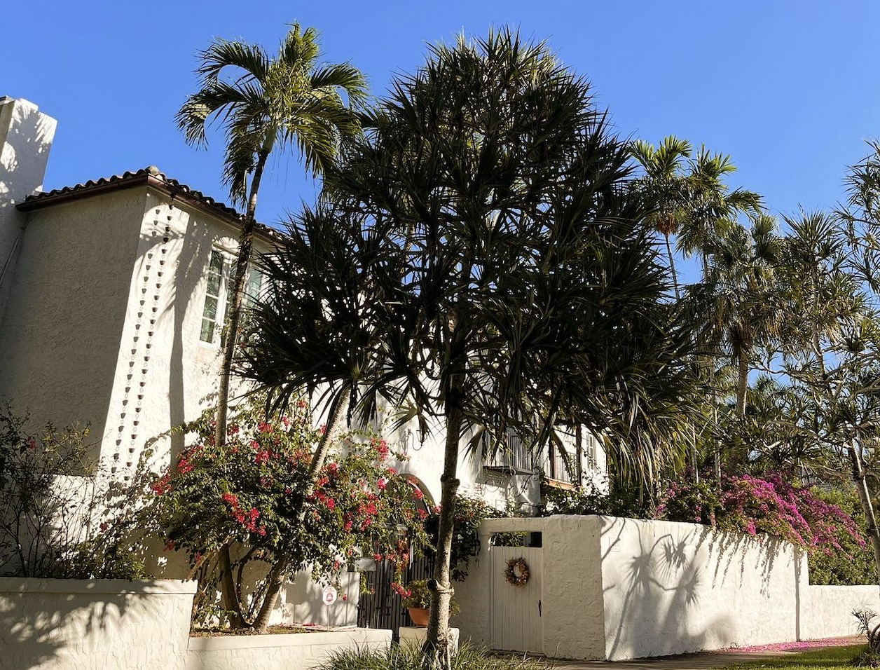 Scopri di più sull'articolo La rinascita di Miami Vice. La casa “cameo” della serie in vendita per 29,9 milioni dopo un ritocco al design